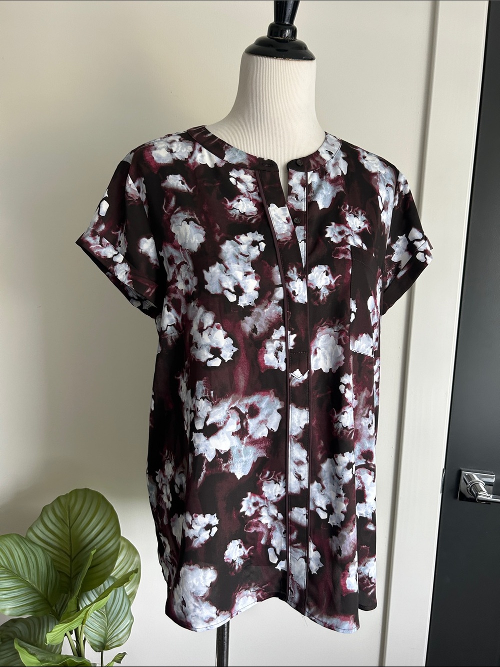 Simply Vera Wang L Floral Short-Sleeve Blouse in Black plum and light blue